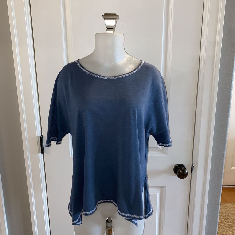SWEATY BETTY Refresh T-shirt Top Women's Medium V-Neck Short Sleeve‎ Blue